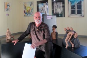 Alain Roques devant ses sculptures
